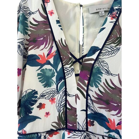 Adelyn Rae Women's Hawaiian Leaf Print V-Neck Fully Lined Romper Size Small - Picture 3 of 7